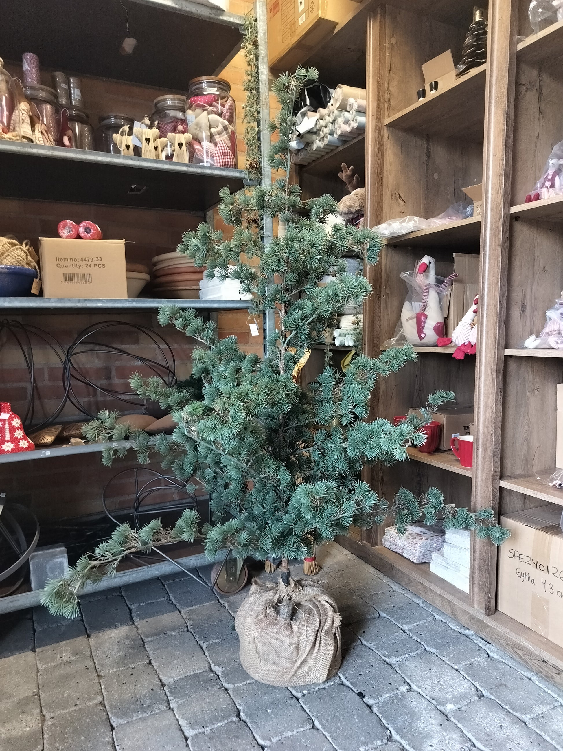 Kunstigt Cedertræ på betonfod H 150 cm (2. sortering)