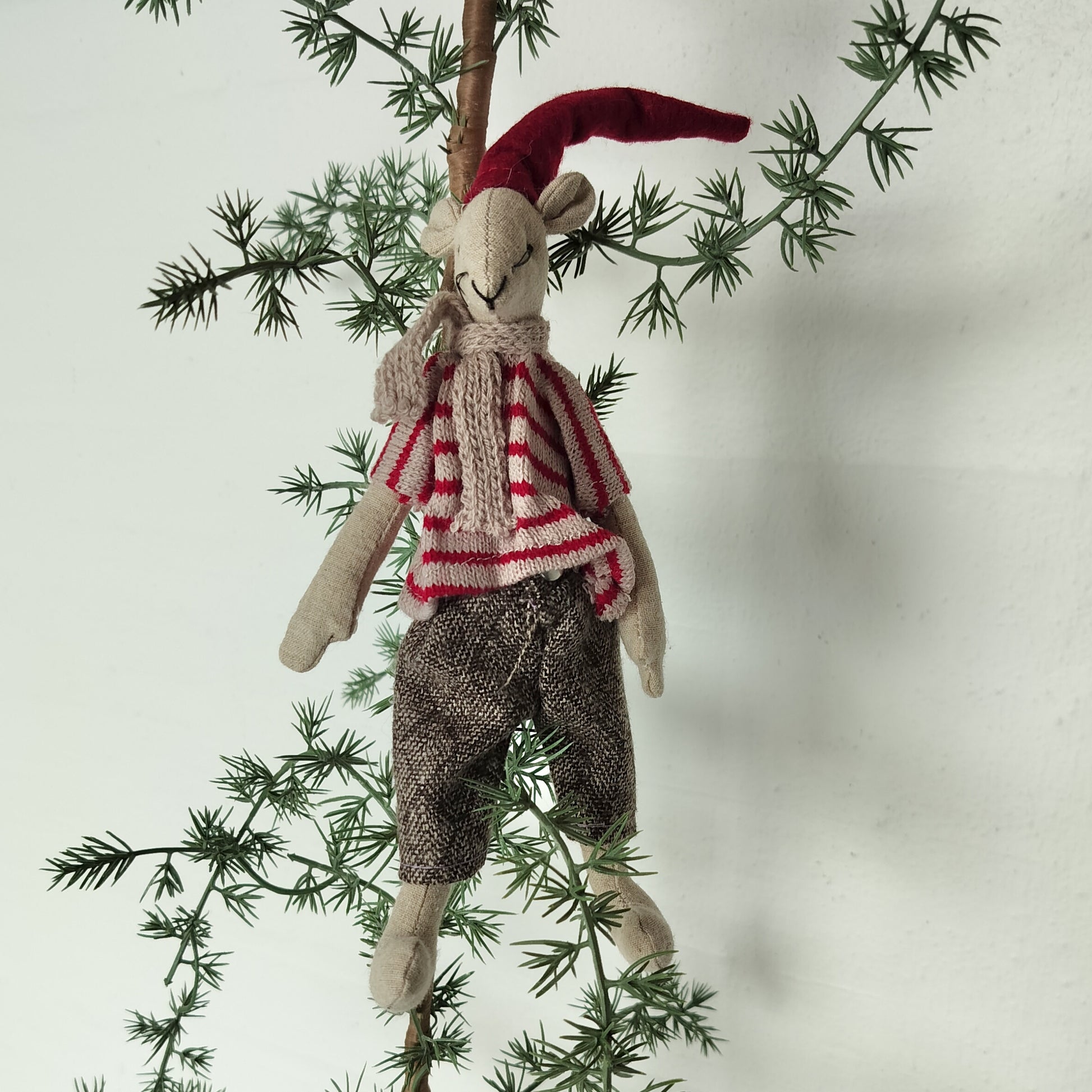 julemus Noa med harlekinstribet bukser-stribet kortærmet trøje-sandfarvet fødder