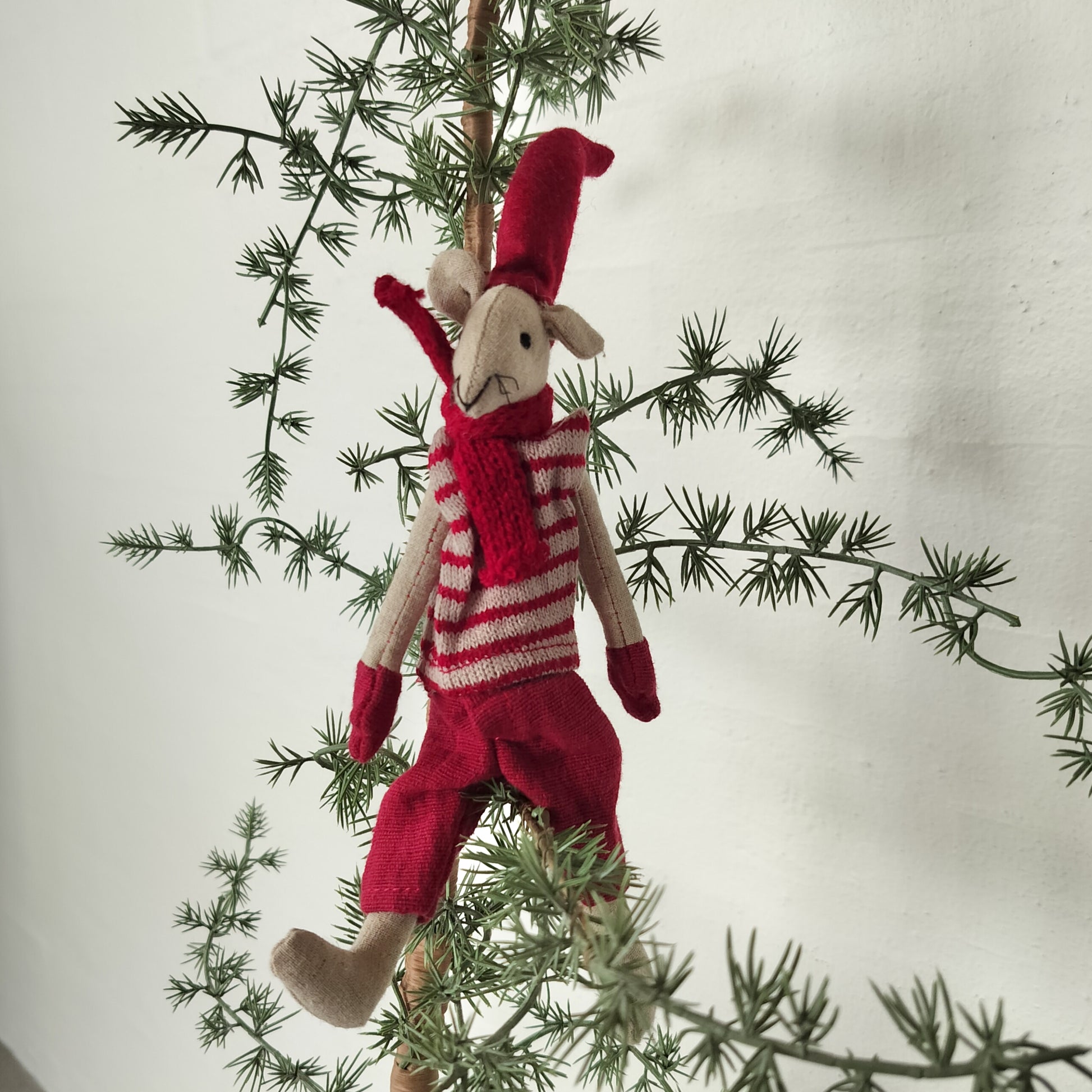 julemus Noa med røde bukser-stribet kortærmet trøje-sandarvet ben og fødder-sandfarvet arme og røde hænder