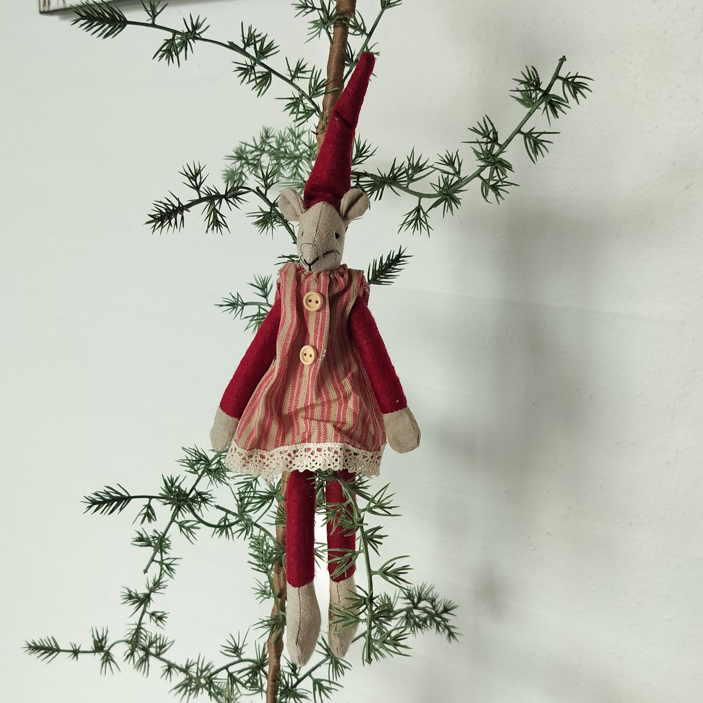 julemus Nelli med stribet sand/rosa kjole-røde gamacher-røde ærmer