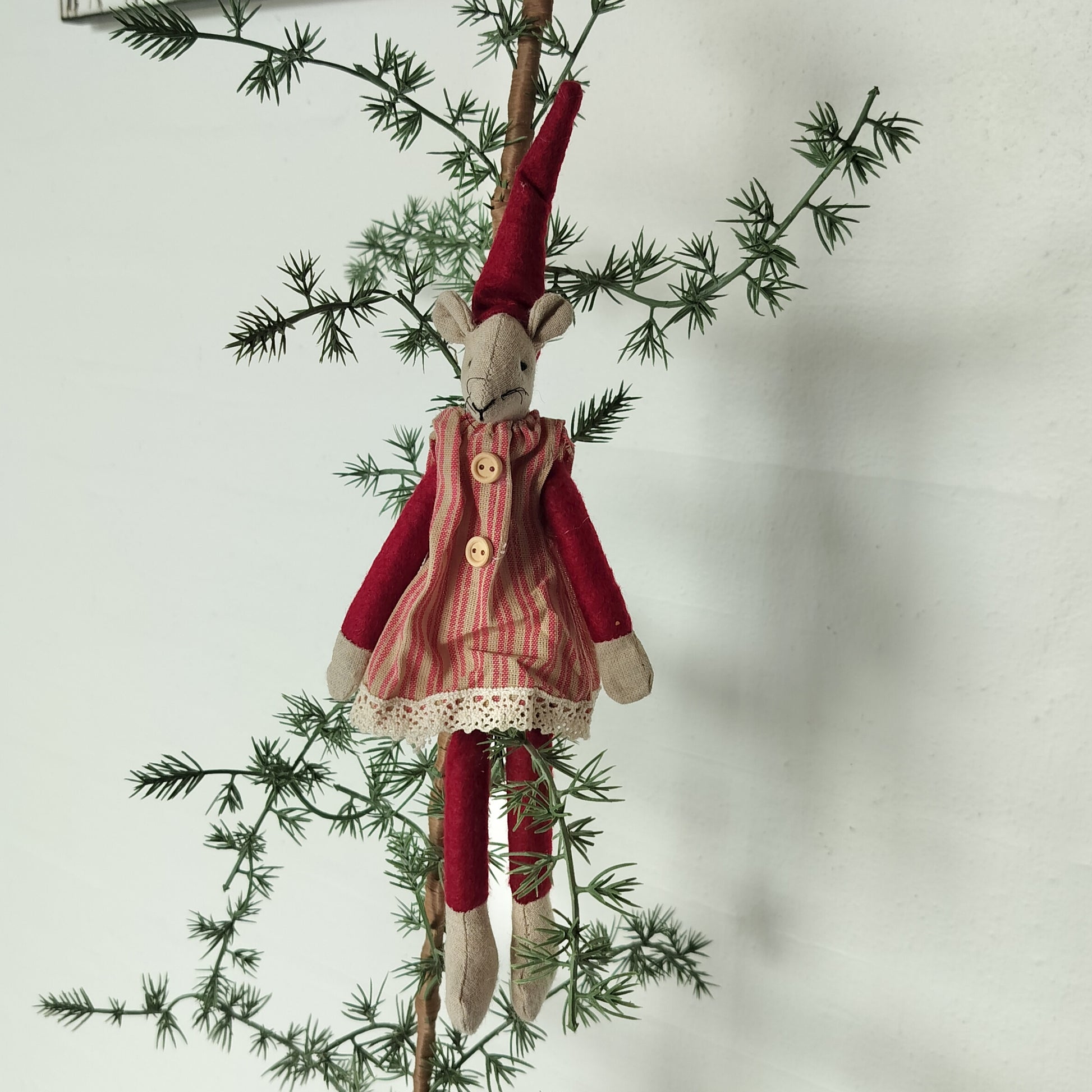 julemus Nelli med stribet sand/rosa kjole-røde gamacher-røde ærmer