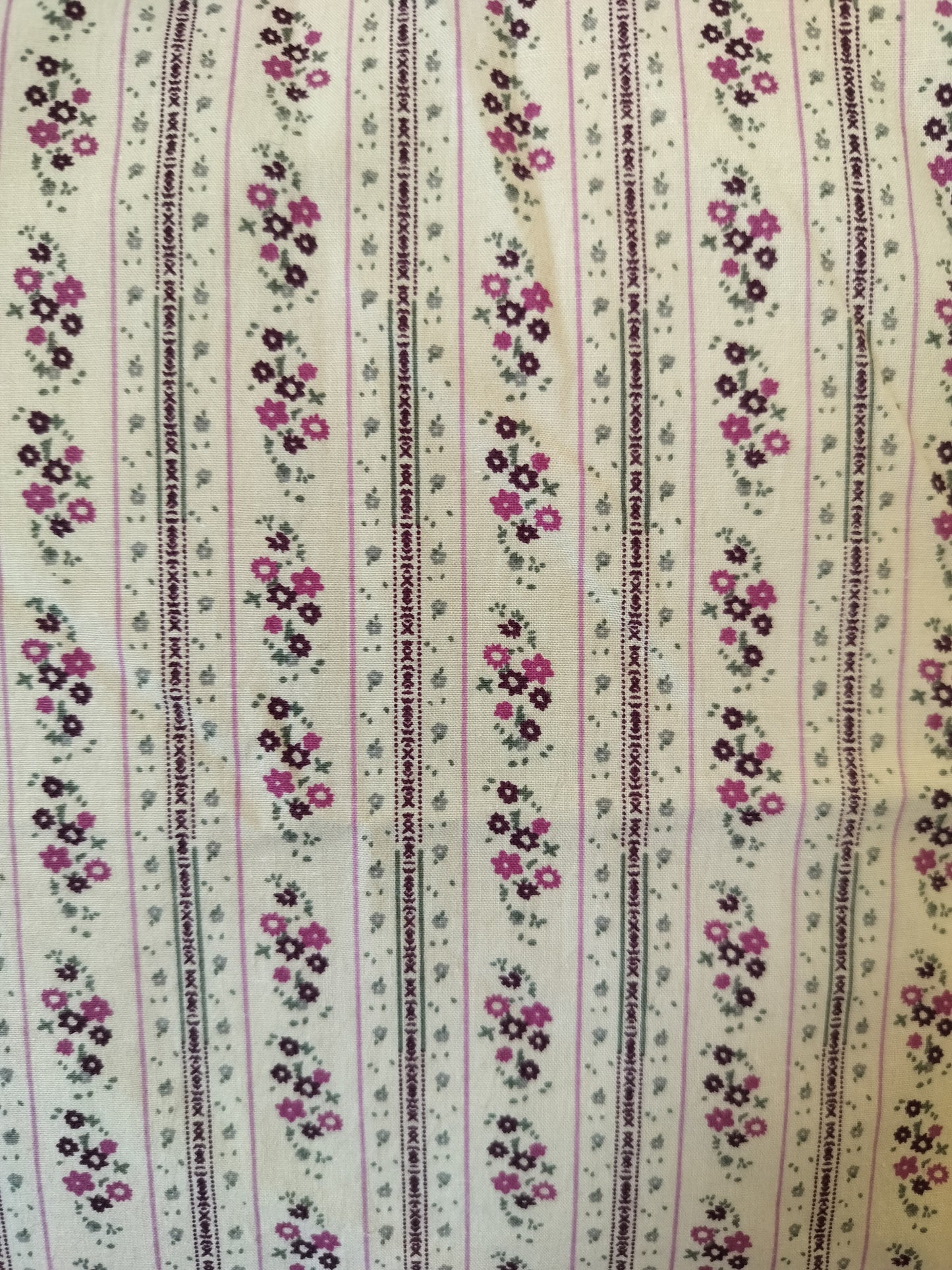 Ib Laursen - Pudebetræk Beige med hindbær og aubergine farvede blomster 50 x 50 cm