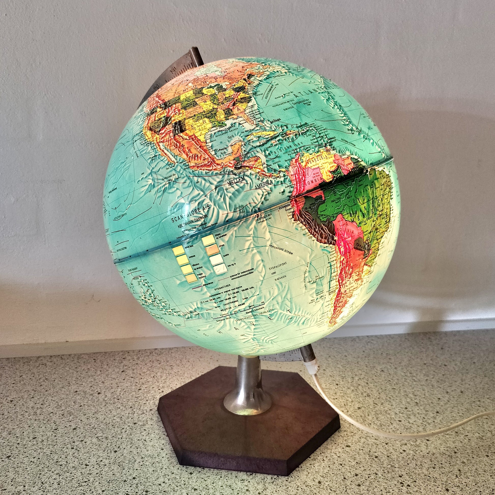 Secondhand - Scan-Globe Globus på brun plastik fod med lys