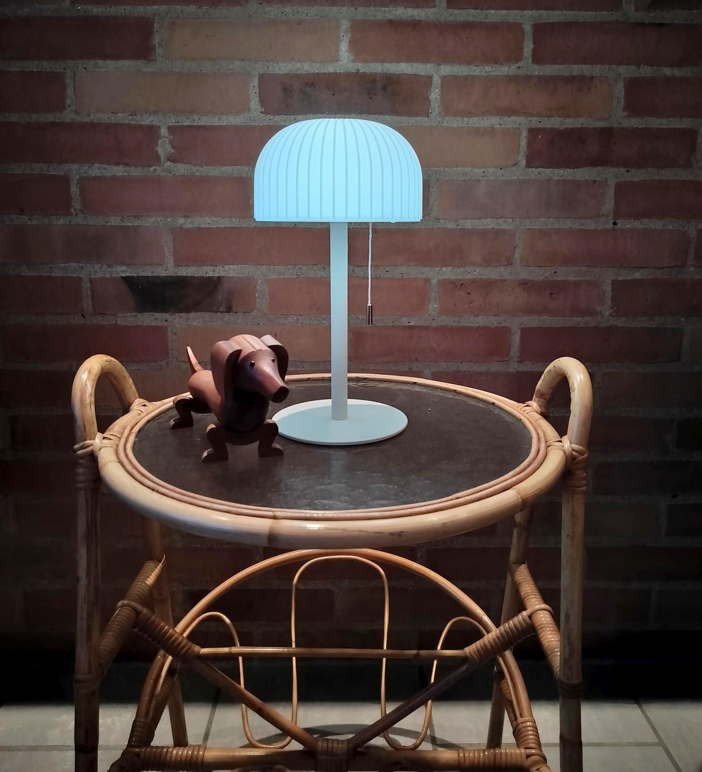 Ikon Bordlampe Råhvid/lys beige med hvid riflet plastik skærm