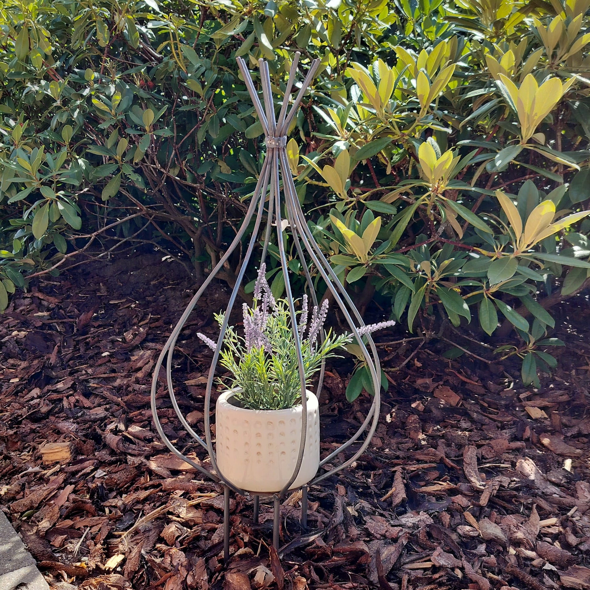 Metal skulptur dråbeformet
