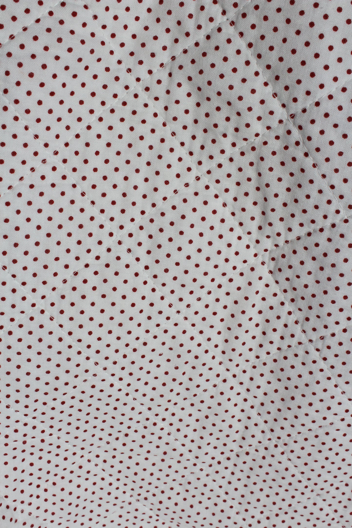 Ib Laursen - Quilt vattæppe - råhvid med røde prikker