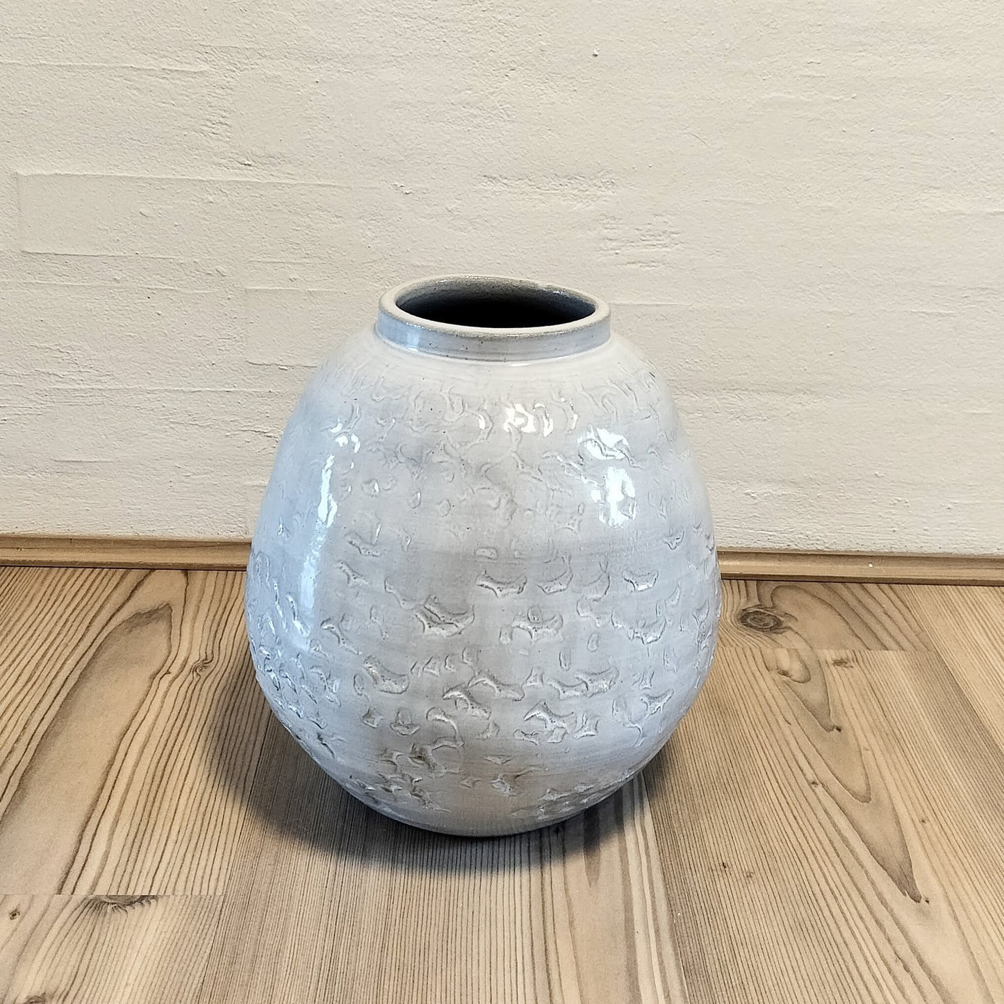 Krukke rustik med mønster og hvid glasur udvendig H 24 cm