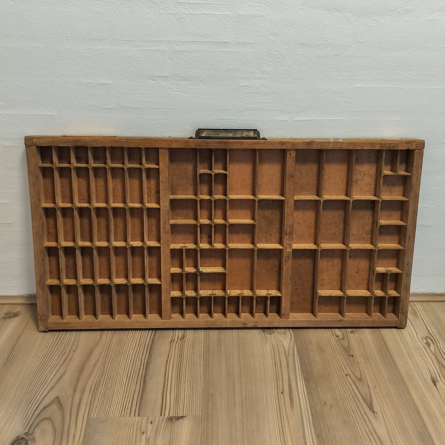 Secondhand - Gammel sættekasse med messing knopper B 81,7 x D 3,8 x H 44,5 cm