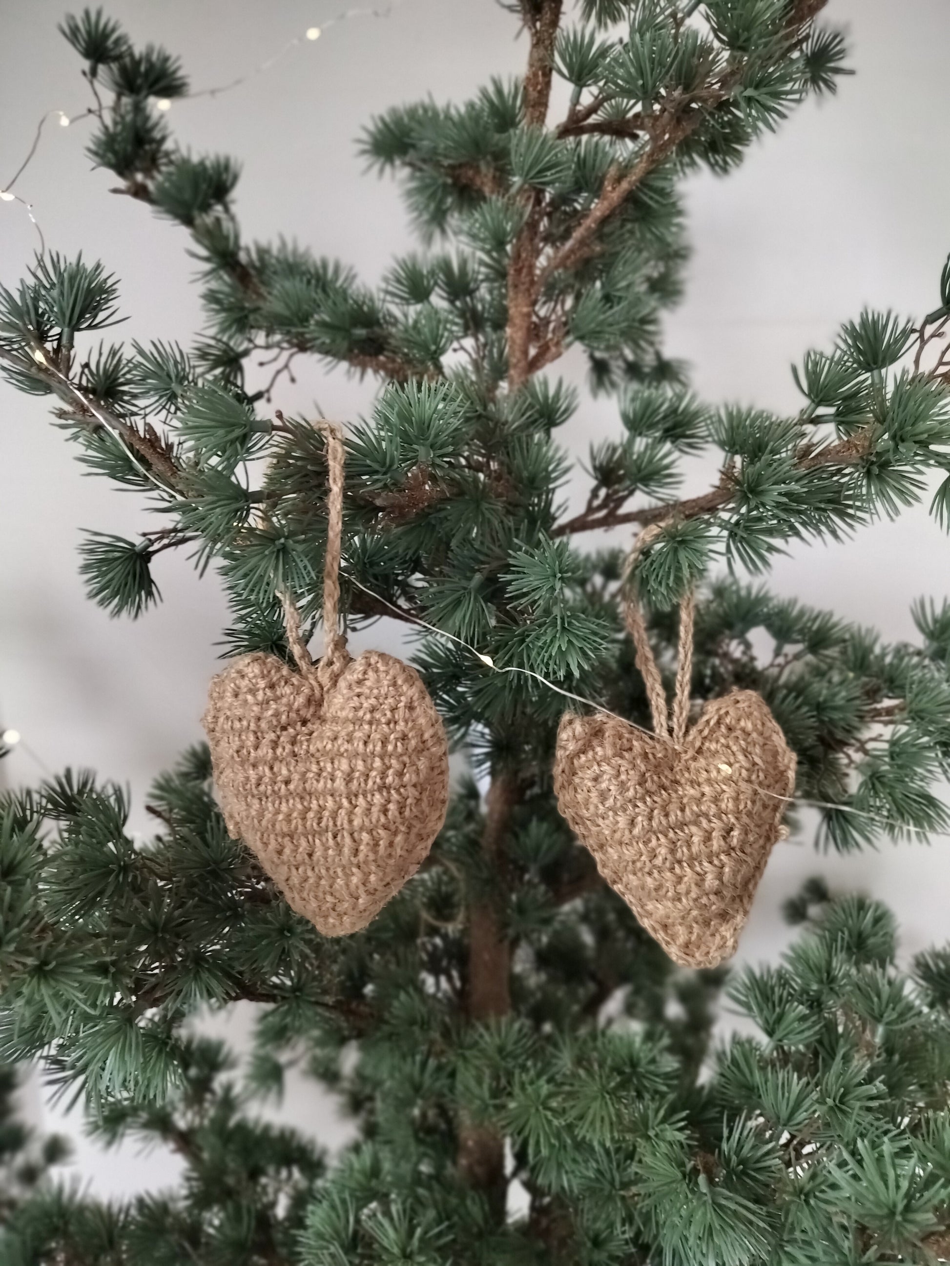 Ib Laursen - Hæklede jute hjerter til ophæng 2 stk. (små) B 8 x H 10-12,5 cm