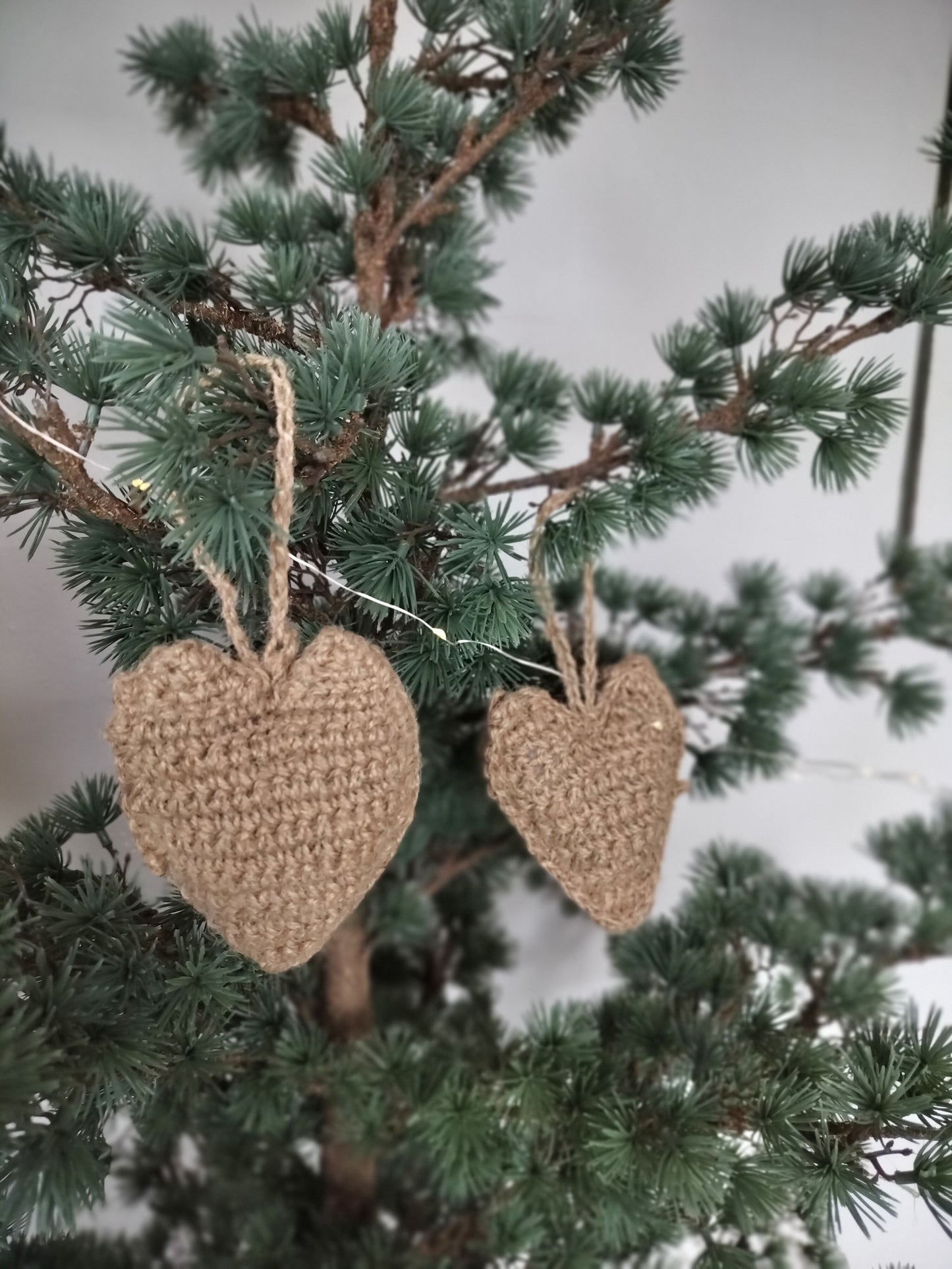 Ib Laursen - Hæklede jute hjerter til ophæng 2 stk. (små) B 8 x H 10-12,5 cm