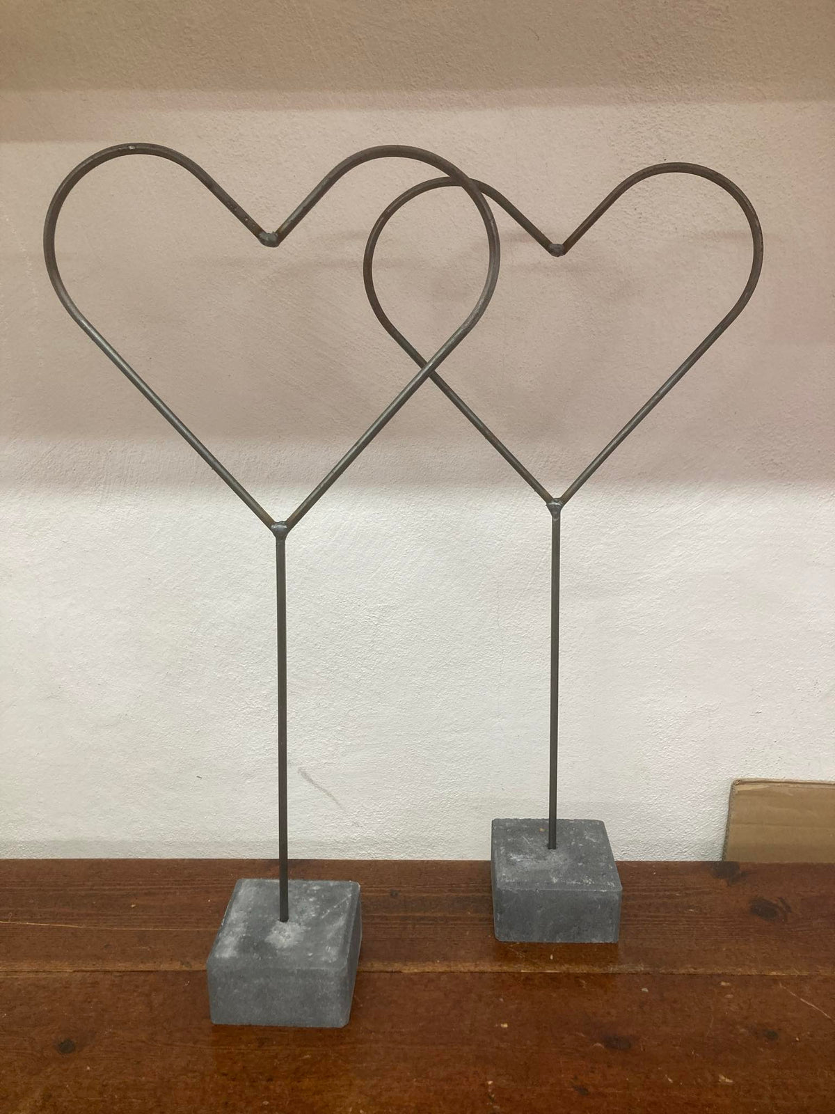 Hjerter i jern på fod, kopsten, 2 stk., 56 cm