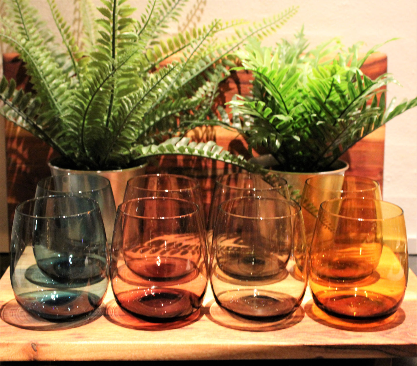 8 stk vandglas i farverne blå, lilla, brun og grå