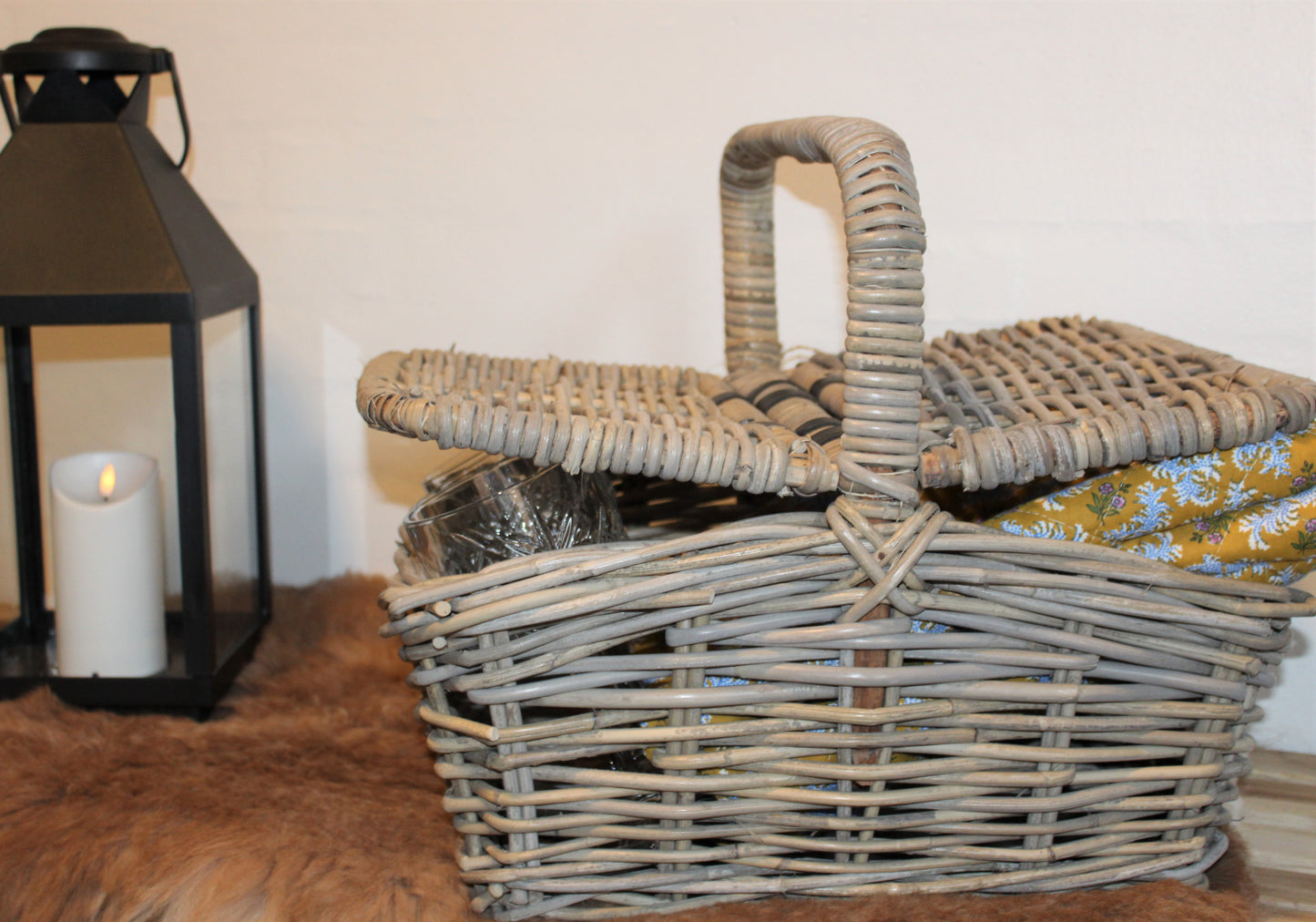 Picnickurv i grå flettet rattan