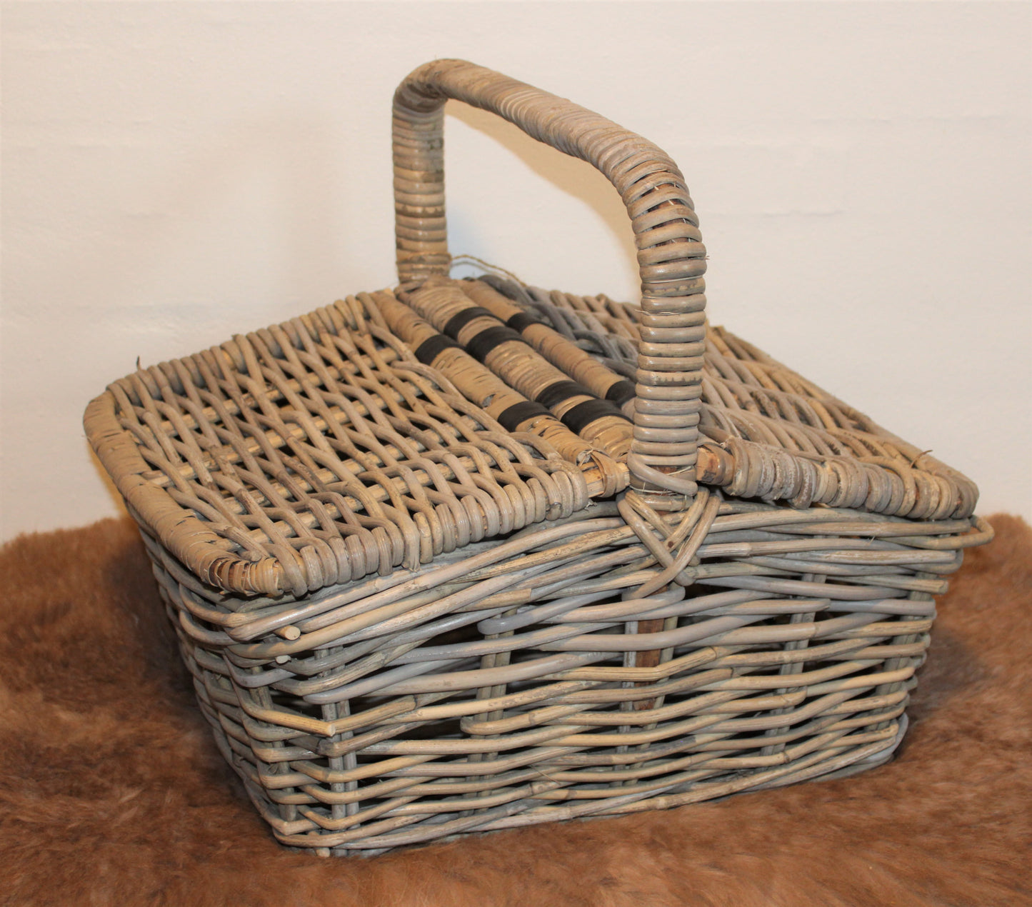 Picnickurv i grå flettet rattan