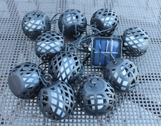 Solcelle lyskæde med 10 LED pærer i sort plast kugle