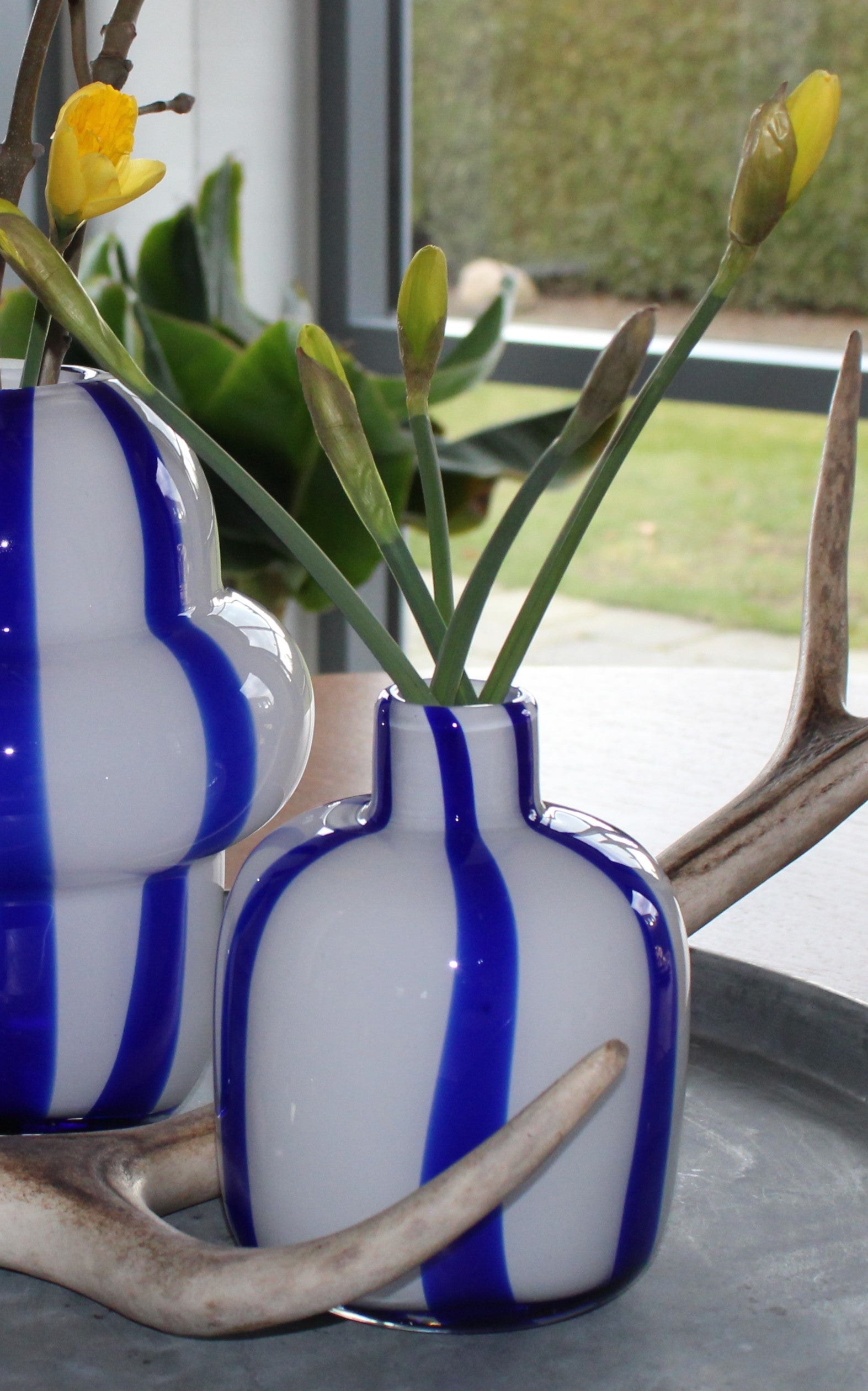 Glas vase blå/hvid stribet fra Au Maison