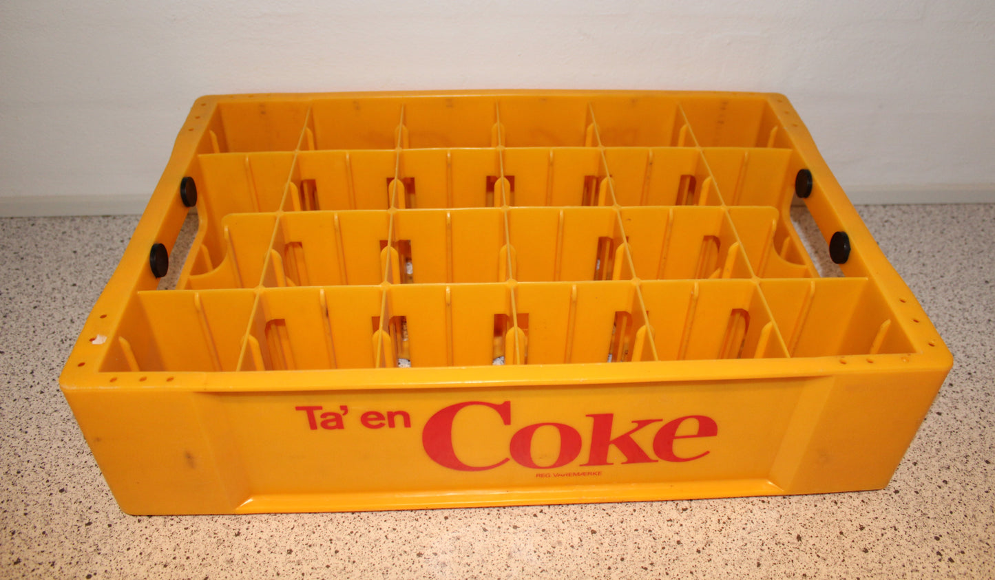 Secondhand - gul Coca Cola plastik kasse
