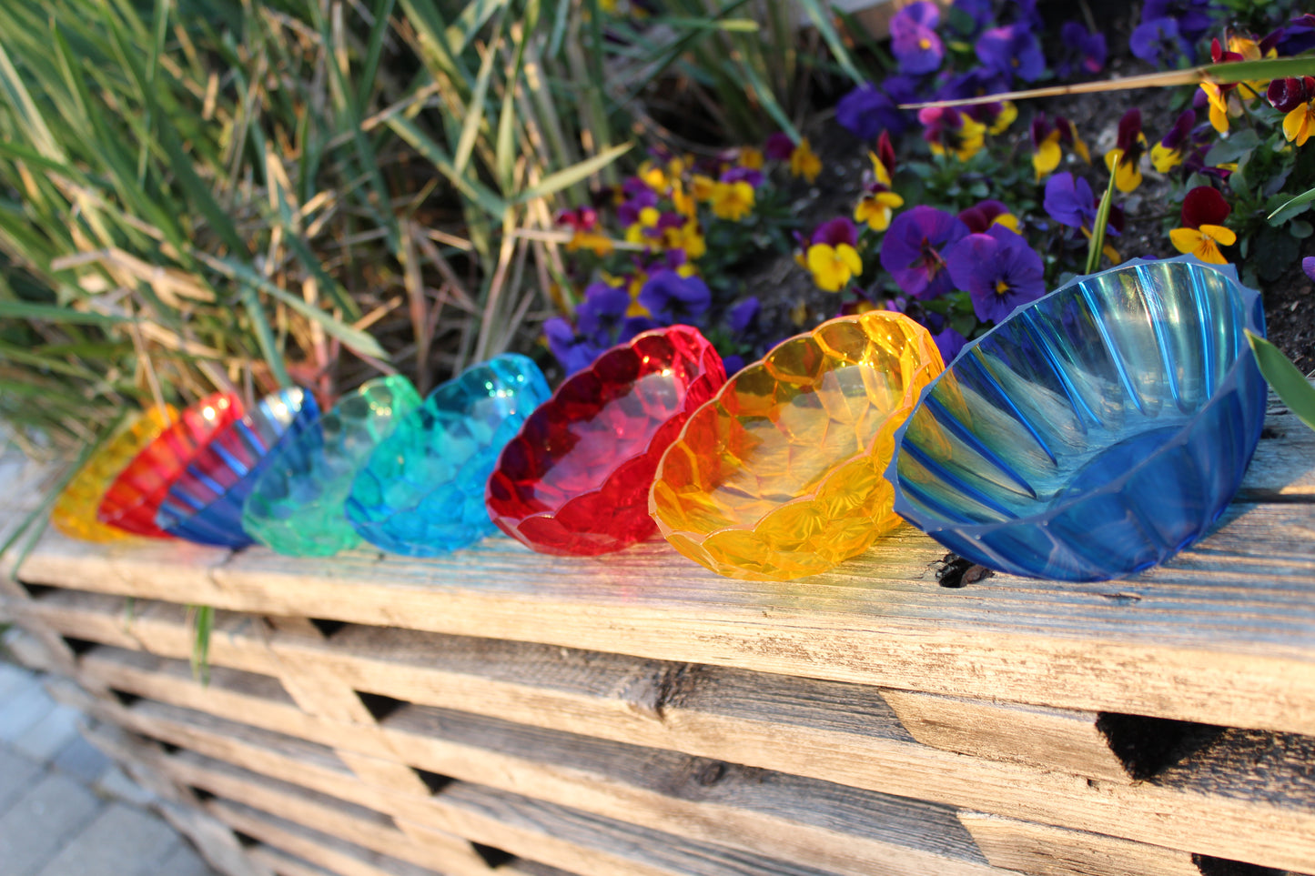 Secondhand - 8 retro og farverige plastik skåle