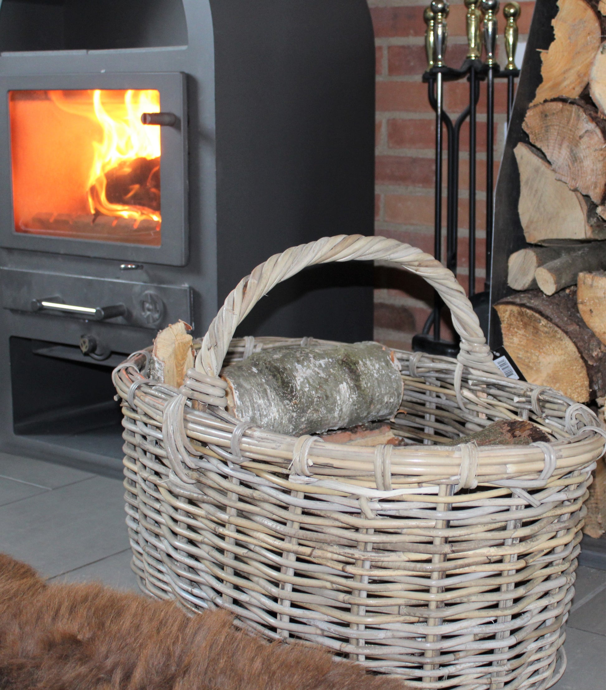 Stor flettet kurv til opbevaring eller som brændekurv 