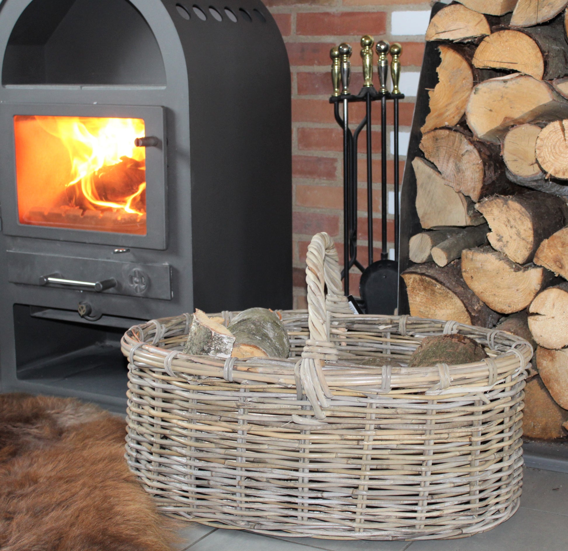 Stor flettet kurv til opbevaring eller som brændekurv 