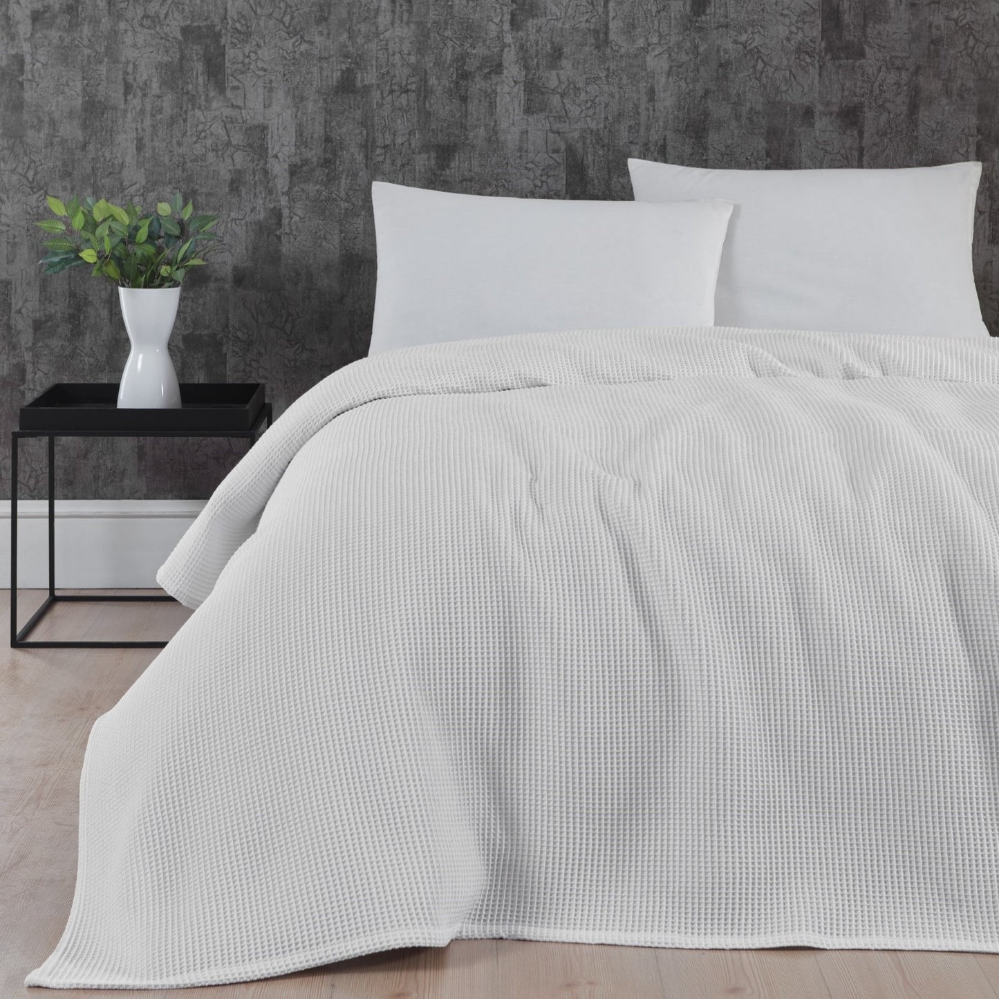 hvid waffle sengetæppe fra BySkagen, 240 x 260 cm. 
