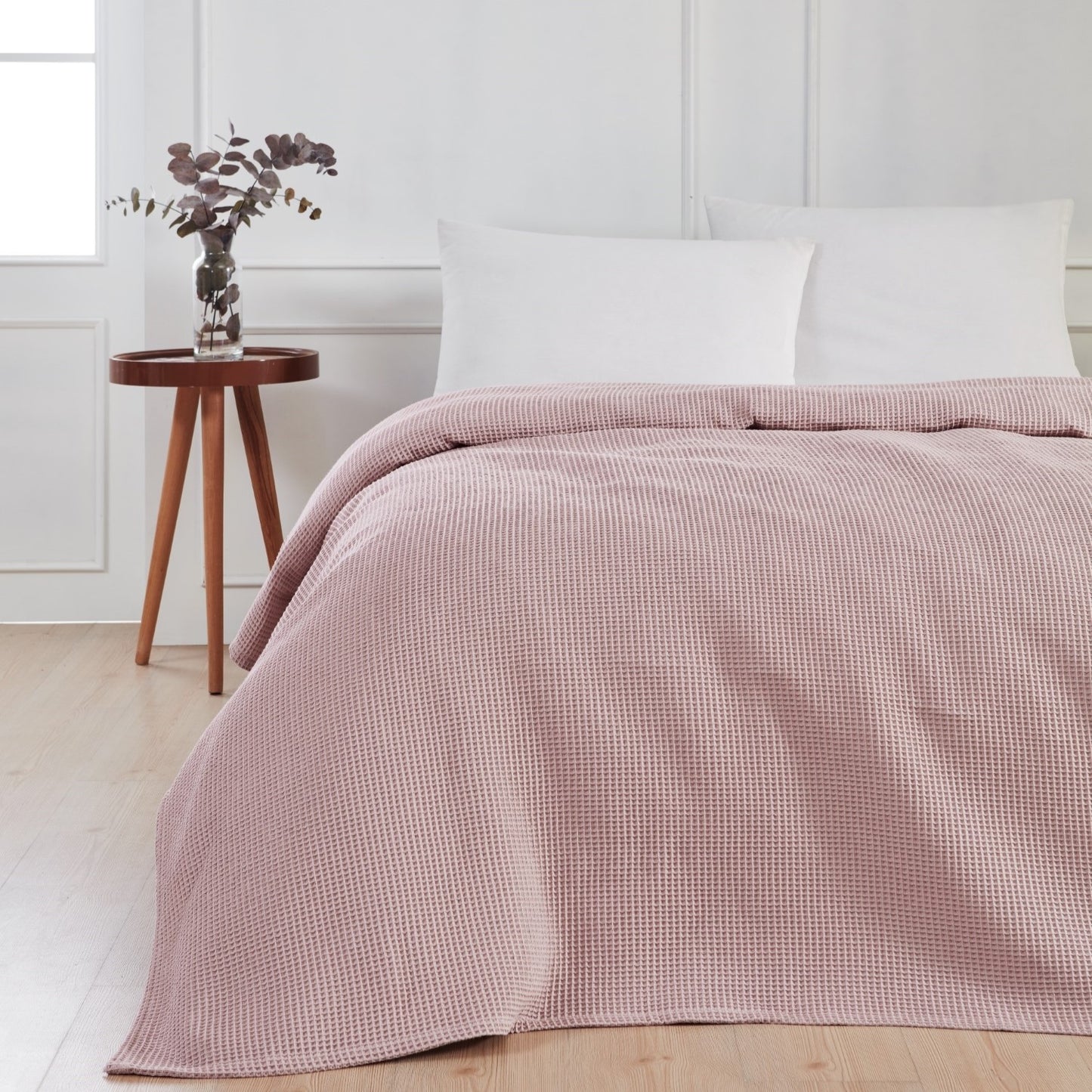 rosafarvet sengetæppe model waffle fra BySkagen 240 x 260 cm.
