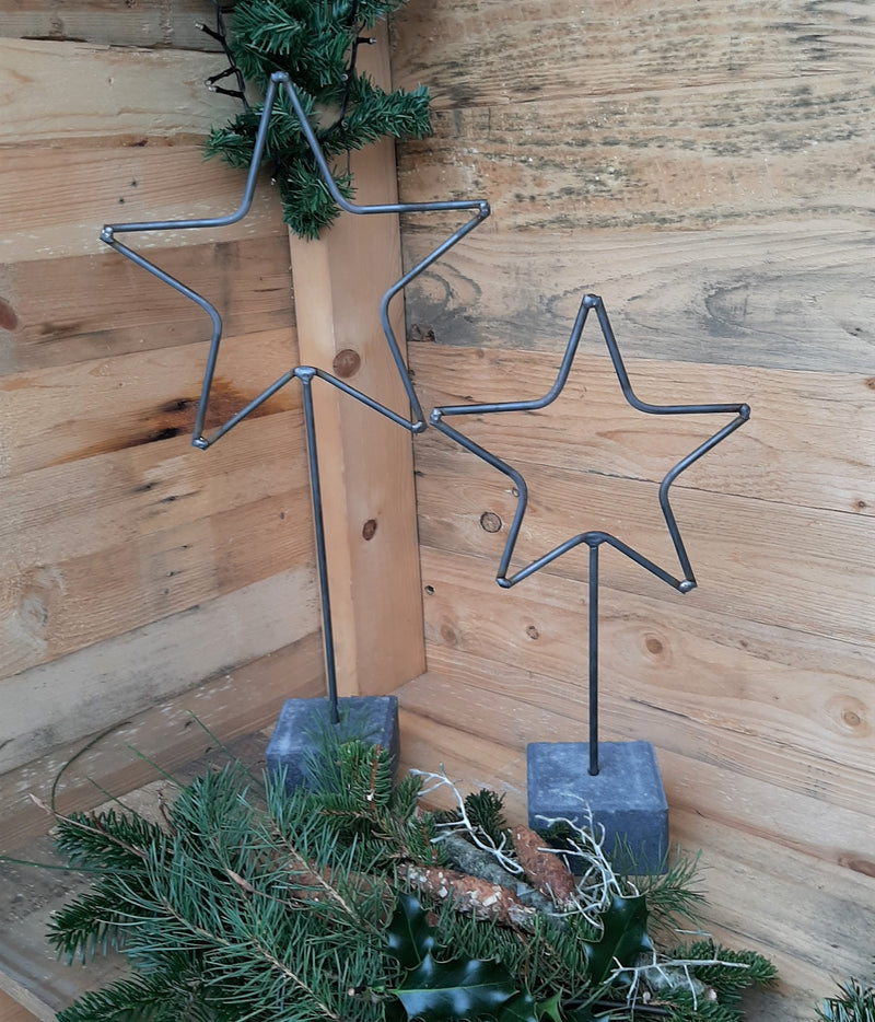Stjerner i jern på fod, kopsten, 2 stk., 40,5 og 56,5 cm